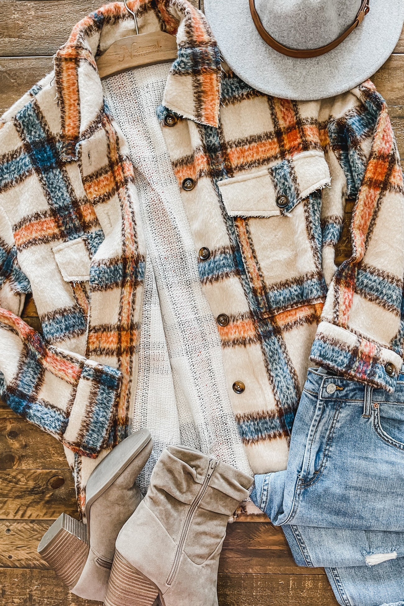 Noa Plaid Shaket Blue/Brown paired with jeans and boots
